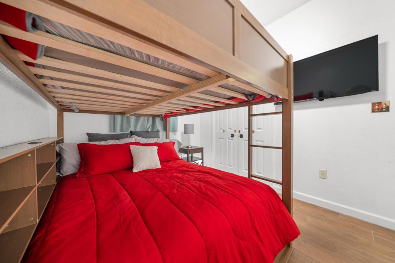 Catherines Oasis On Hamilton With Pool Holiday home