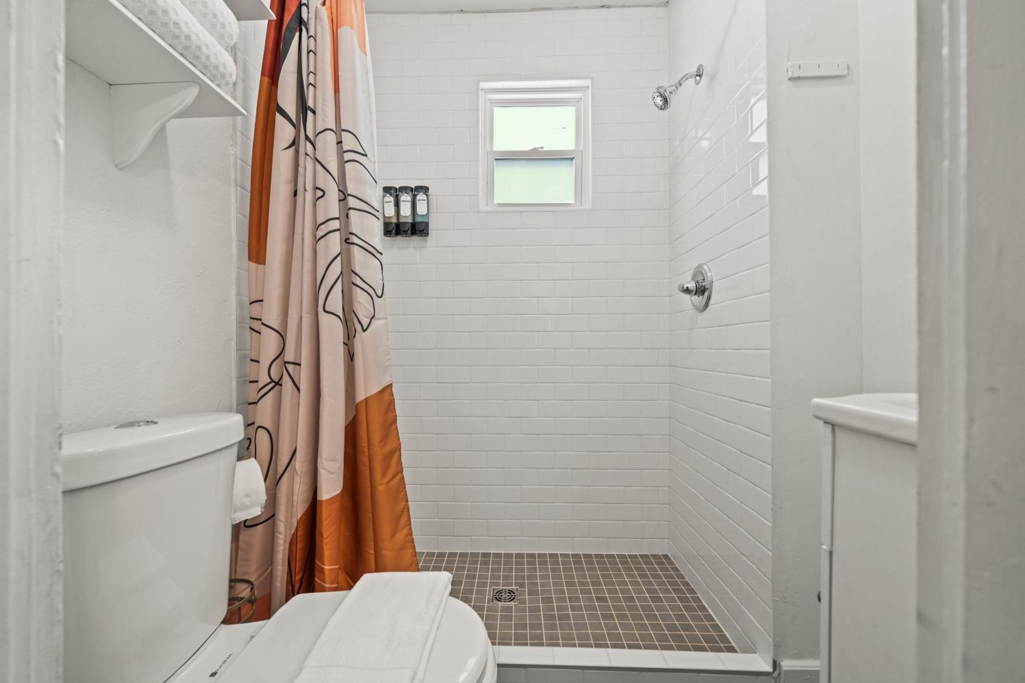 Cedar Blossom Is A Cozy Getaway With A 5 Minute Walk To Downtown!