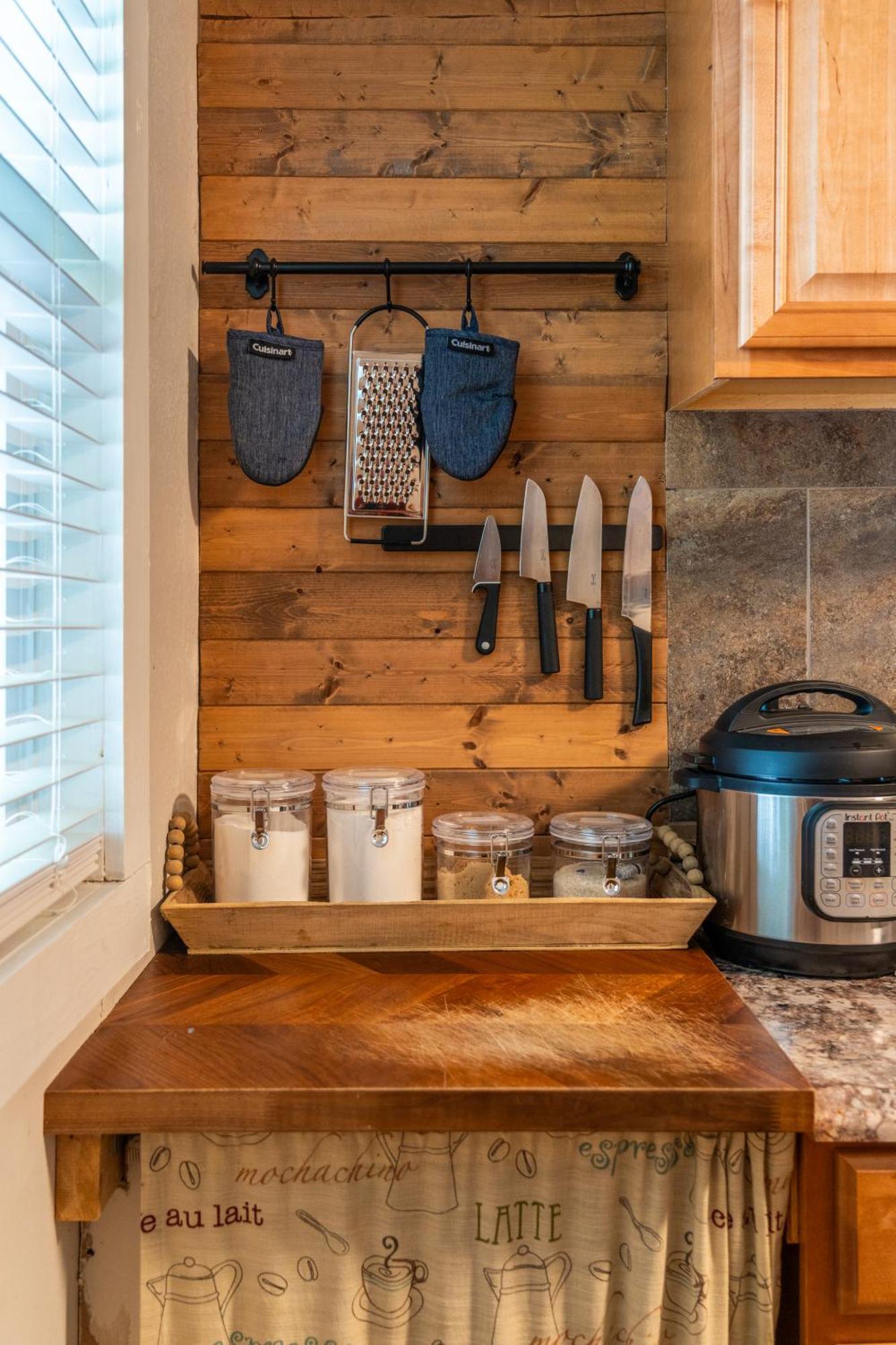 Cedar Blossom Is A Cozy Getaway With A 5 Minute Walk To Downtown! * Hot Springs