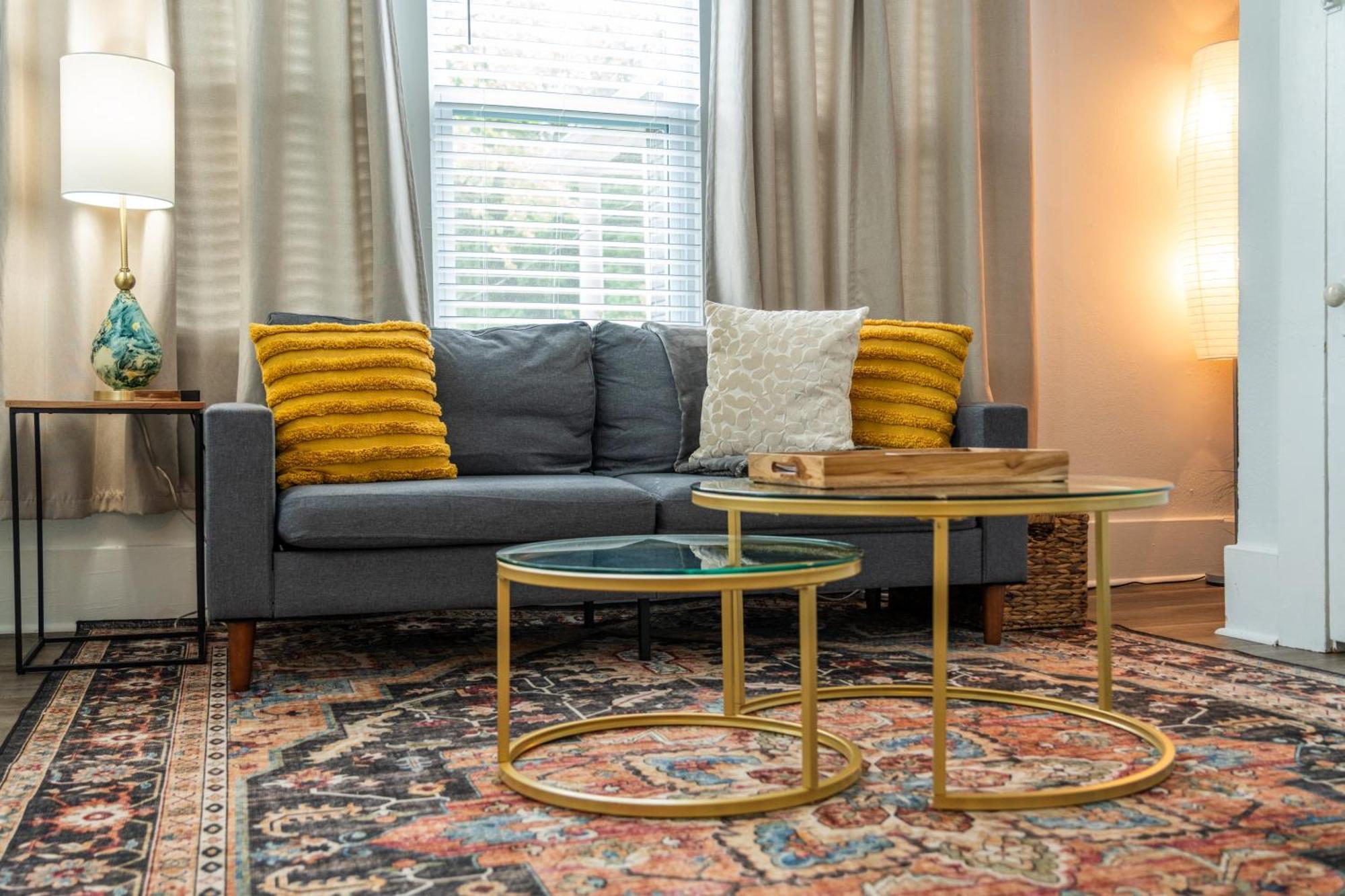 Cedar Blossom Is A Cozy Getaway With A 5 Minute Walk To Downtown!