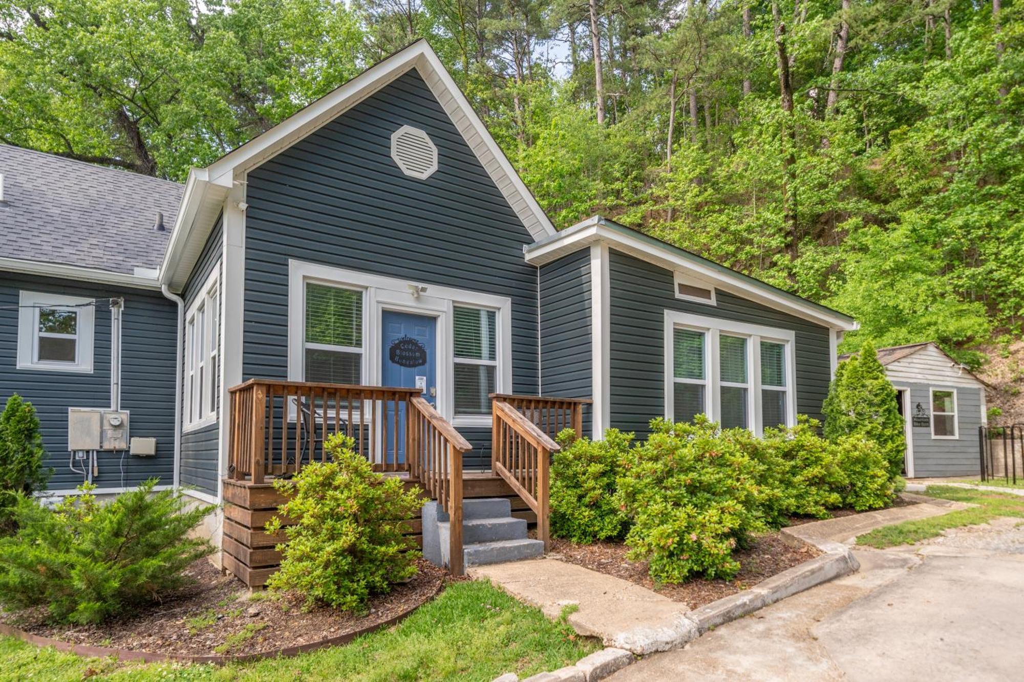 Cedar Blossom Is A Cozy Getaway With A 5 Minute Walk To Downtown! Holiday home