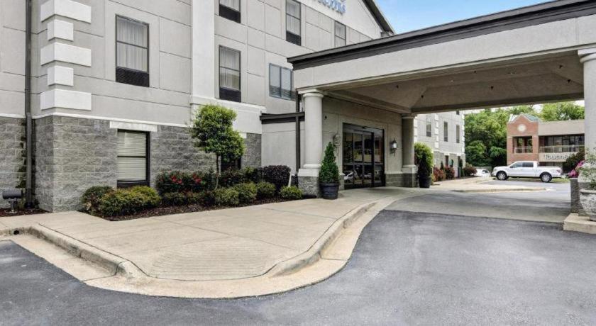 Comfort & Midtown Hot Springs