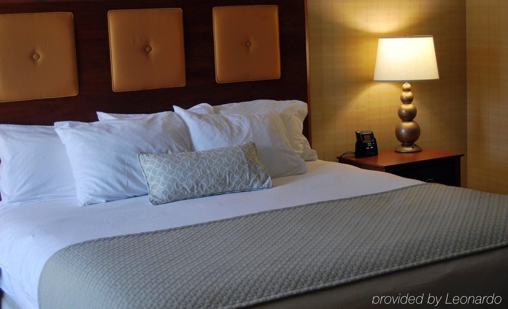 Hotel Embassy By Hilton At Convention Center 4*