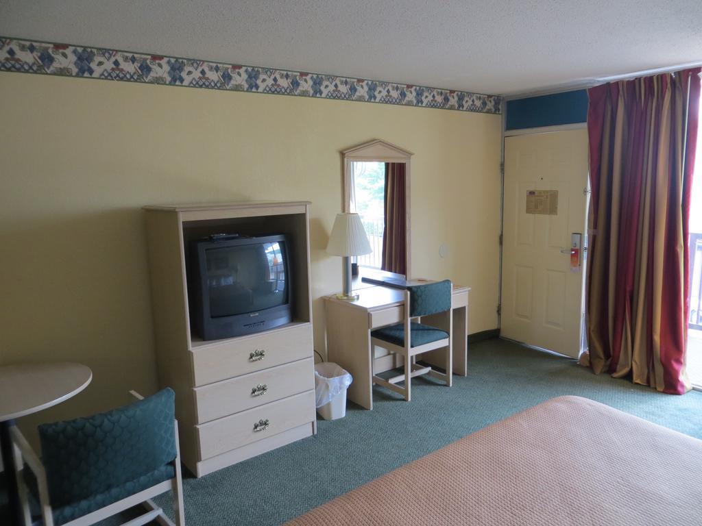 Howard Johnson Express Hot Springs