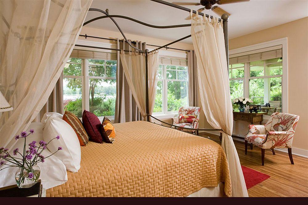 Lookout Point Lakeside Hotel 4*