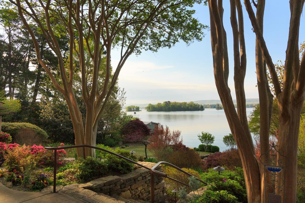 Lookout Point Lakeside Hotel 4*