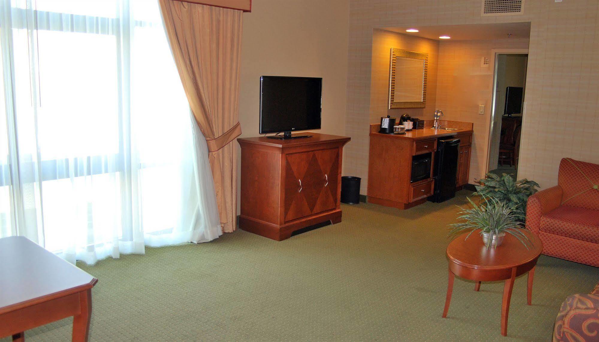 Embassy By Hilton At Convention Center