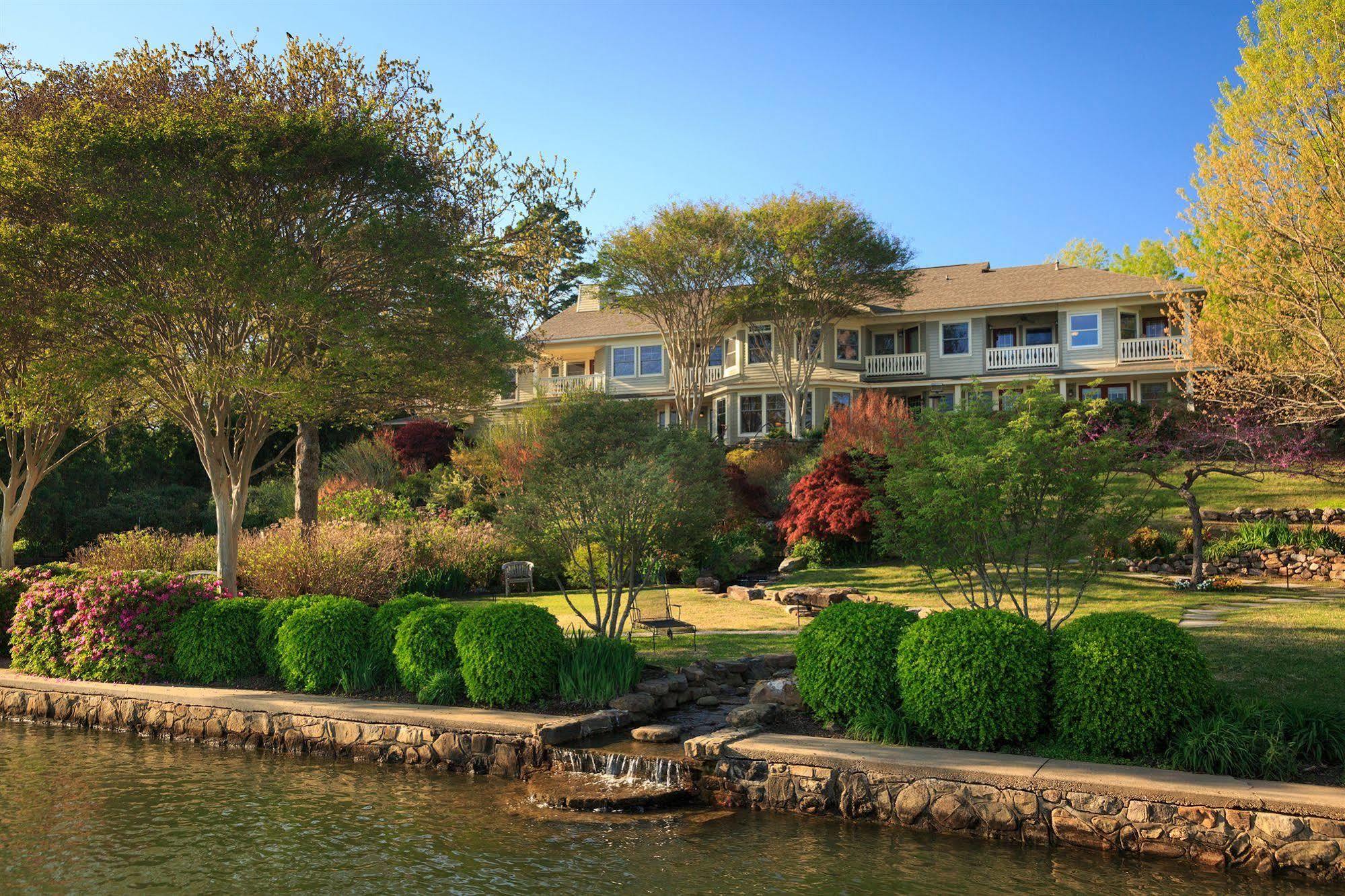 Lookout Point Lakeside Hotel 4*