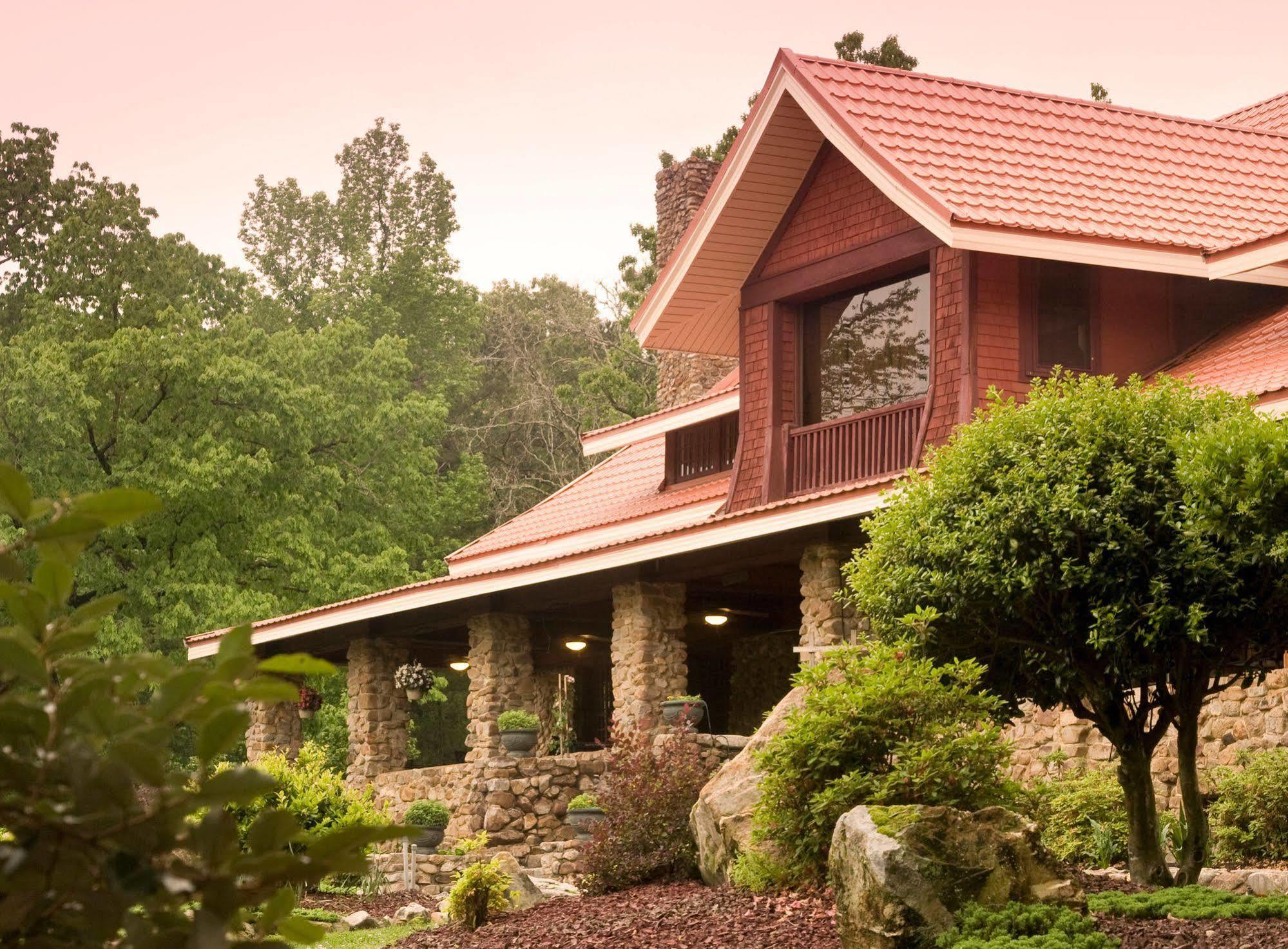 Hilltop Manor Bed & Breakfast 4*