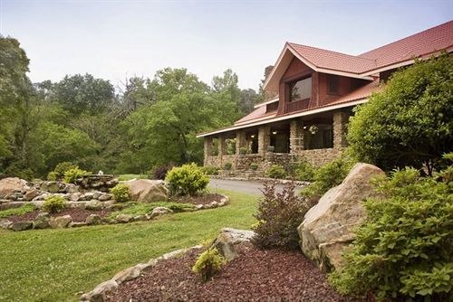 Hilltop Manor Bed & Breakfast 4*