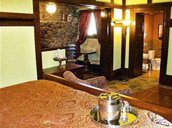 Hilltop Manor Bed & Breakfast 4*