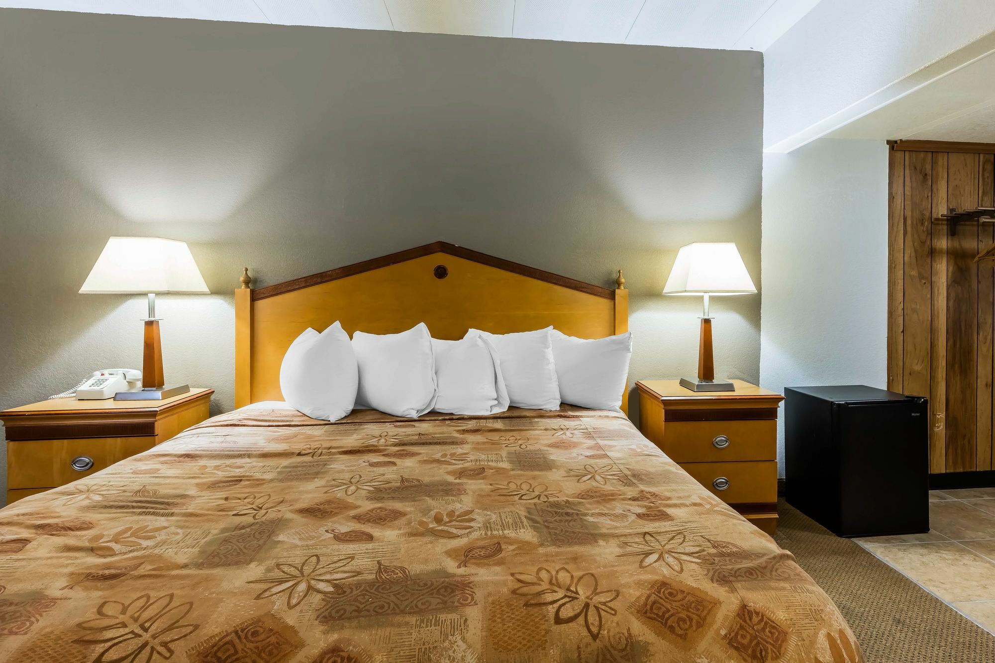Motel Lotus By - *