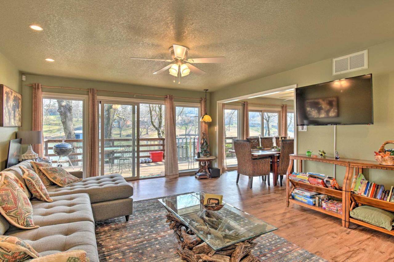 Holiday home Lakefront With Updated Deck And Dock!