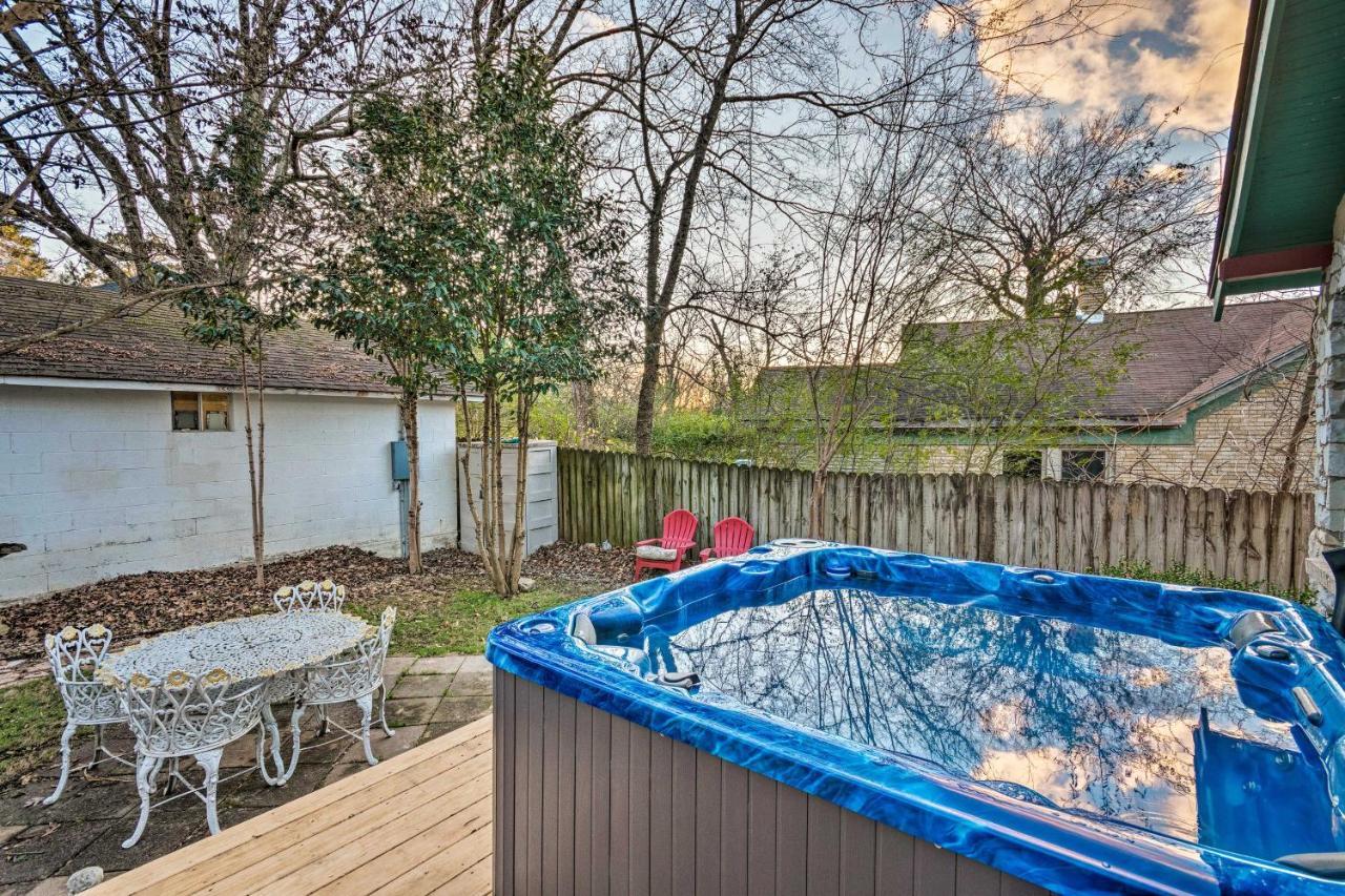 With Hot Tub, 2 Mi To National Park Holiday home Hot Springs