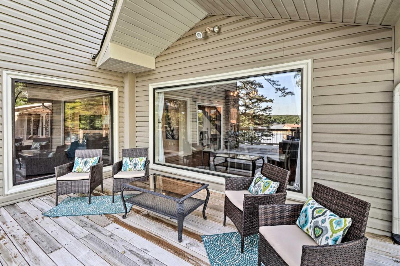 Luxury Oasis On With Private Dock!