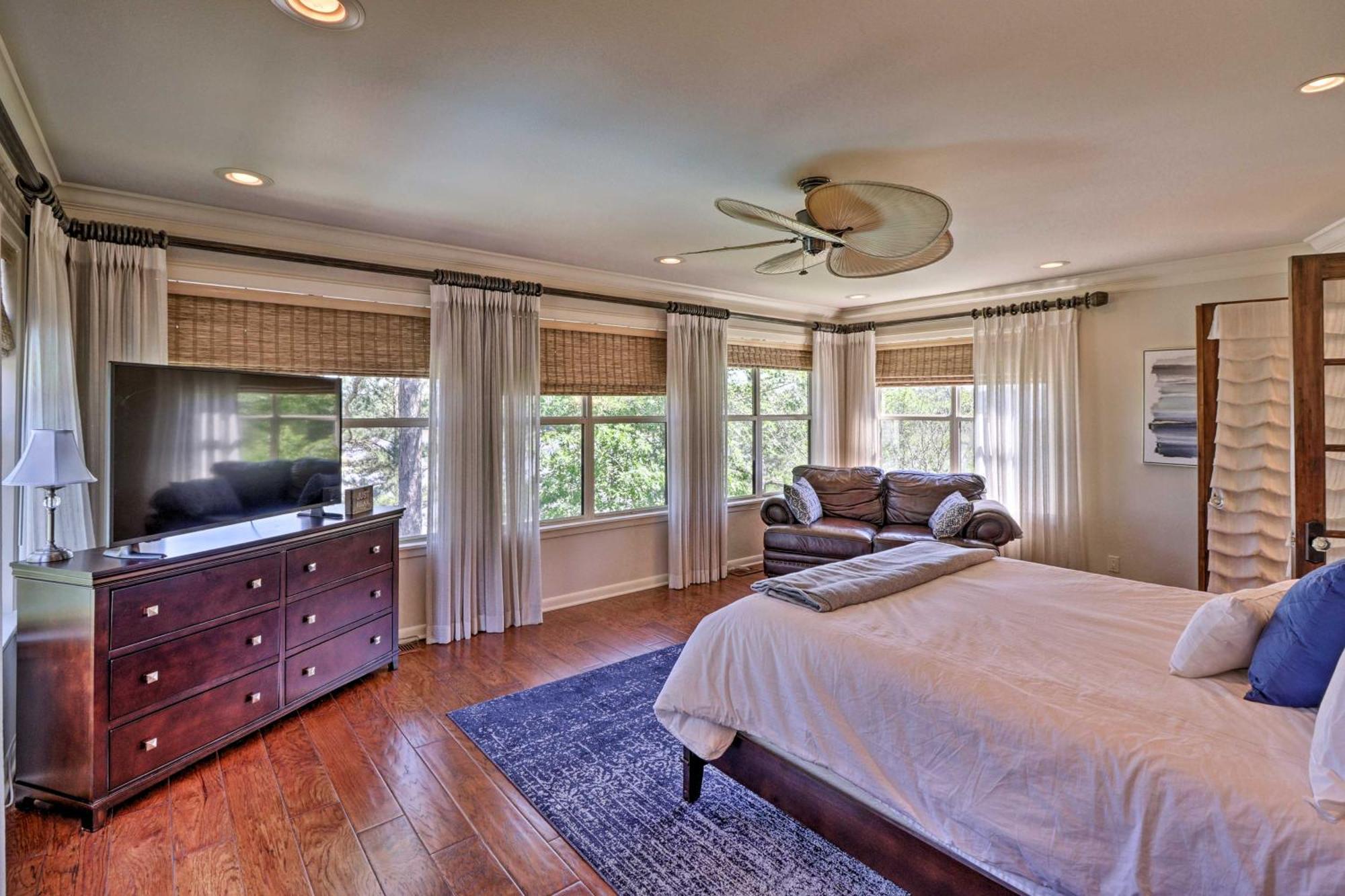 Luxury Oasis On With Private Dock! *