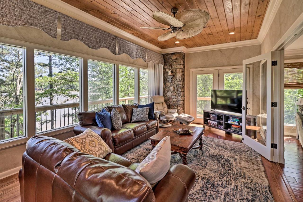 Holiday home Luxury Oasis On With Private Dock!